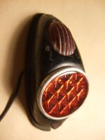 Rücklicht Typ 8507.1/1 ("Hexennase") Zeitraum: ca. 1956 bis 1960 Verwendung: Fahrräder von Mifa und Simson Material: Stahlblech, Kunststoff, Glas, Aluminium Farben/Varianten: silber, schwarz (im Bild), silber Hammerschlag Bemerkungen: Farbvariante des vorstehend gezeigten Rücklichts