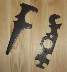 1. Werkzeuge (original) In den Werkzeugtaschen der Sporträder wurden in den 50er und 60er Jahren die oben abgebildeten Universal-Werkzeuge mitgeliefert, mit denen sich u.a. das Tretlager warten lassen sollte: links ein Maulschlüssel für die rechte Lagerschale mit Hakenschlüssel für den Konterring und kleinem Maulschlüssel für die Sicherungsmutter der Kurbelkeile rechts ein Werkzeug u.a. mit Stirnschlitz-Schlüssel für die linke Lagerschale