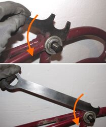 3. Konterring lösen Zuerst muss der Konterring auf der linken Seite des Innenlagers gelöst werden. Dazu den Hakenschlüssel in eine der Nuten einhängen und entgegen des Uhrzeigersinns abdrehen. Wenn die Nuten dabei ausreißen oder bereits beschädigt sind, bleibt nur die Möglichkeit, den Konterring mit einer großen Zange o.ä. zu lösen. Ein so gelöster Konterring sollte aufgrund der entstehenden scharfen Kanten anschließend nicht mehr verwendet werden.