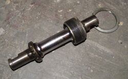 5. Ausgebautes Innenlager Danach lässt sich auch schon fast das gesamte Lager entnehmen, reinigen und warten. Die rechte Lagerschale sollte im montierten Zustand gereinigt und auf Schäden überprüft werden, da sich der Ausbau meist erheblich komplizierter darstellt als der der linken.