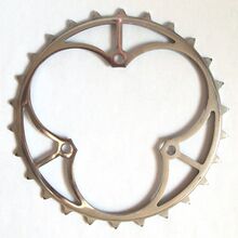 Bahnrad-Kettenblatt für Getriebe-Typ 8045 (1"-Teilung) Zeitraum: 1954 bis Ende 60er Jahre Verwendung: Diamant Bahnräder Material: Stahl (verchromt) Befestigung: 3-Punkt-Befestigung (117 mm Lochkreisdurchmesser) Größe: 24 oder 26 Zähne Zahnbreite: 4,5 mm (für 3/16"-Kette) Bemerkungen: -