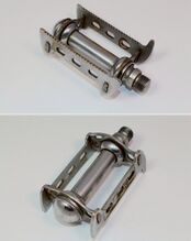 Rennpedale in Kastenausführung (alte Ausführung) Zeitraum: 196x bis 19xx Hersteller: WEB / VEB Zweiradzubehör Benshausen Verwendung: Diamant Modell 35 708 Material: Stahl (verchromt) Bemerkungen: aufgepresste Staubkappe; zwei Ösen für Zugriemen