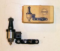 Zeitraum: 194? bis etwa 1951/1952 Verwendung: v.a. an Tourenrädern von Diamant und Möve Material: Stahl Farben/Varianten: silber/verchromt, schwarz/verchromt Bemerkungen: sehr früher Nachkriegs-Dynamo - Fortführung des Vorkriegsdynamos Modell 25 (jedoch mit anderem Andrückmechanismus, beim Vorkriegsmodell war zudem das Unterteil lackiert und das Oberteil verchromt), zur Linksmontage, Leistung 2,1 Watt