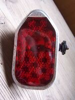 Zeitraum: 195? - 195? Verwendung: Diamant Fahrräder Material: Aluminium, Glas Farben/Varianten: Alu blank Bemerkungen kleine Ausführung; Beschriftung an der Spitze des Reflektors