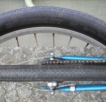 Tourenreifen schwarz Zeitraum: hier: 1984 Breite: 1.75 (47 mm) Für Laufradgröße: 20" Verwendung: Klappräder, Blitz Kinderräder Bemerkungen: Bisher nur für 20" bekannt.