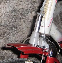 Seilzug-Stempelbremse "Modell 8176" von Simson Zeitraum: 197x bis etwa 1980 Verwendung: Tourenräder, (Mifa), Tourensporträder (Diamant, Mifa), Klappräder Material: Stahl, Kunststoff Bemerkungen: Ober- und Unterteil verschraubt, Oberteil und Bowdenzugführung aus Kunststoff, grau