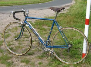 Zu dieser Zeit wurden die Schalthebel noch direkt am Rahmen angeschraubt. Weitere Ausstattungsdetails: Mittelzugfelgenbremsen von Rasant, Umwerfer von Alda.