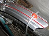 Alu-Schutzblech für luxuriös ausgestattete Tourensporträder von Diamant; 26"; verwendet ca. 1964/65 bis 1990; bis 1978/79 mit rot ausgelegten Sicken (danach schwarz ausgelegt); ab ca 1982 mit "entschärftem" (umgebördeltem) Abschluss