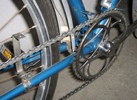 Bei den Luxus-Sporträdern von Diamant wurde der Kettenschutz an Laschen angeschraubt, die am Sattel- und Unterrohr angelötet waren. Darüber hinaus sorgte eine Halterung, die auf der Kettenstrebe befestigt wurde, für zusätzliche Stabilität.