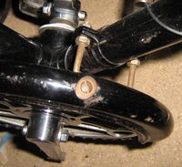 Teilweise bis Mitte der 1960er-Jahre wurde der Kettenschutz mit Schellen am Rahmen angeschraubt.