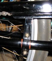 Hinten erfolgte die Befestigung mittels einer Halterung, die an die Kettenstrebe geschraubt wurde.