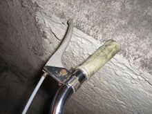 Bremsgriff für Seilzug-Stempelbremse Zeitraum: etwa 1970 bis etwa 1980 Verwendung: Tourenräder (Mifa), Tourensporträder (Diamant, Mifa), Klappräder Material: Stahl, Kunststoff Bemerkungen: grau