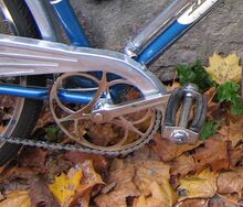 Kettenblatt für Getriebe-Typ 8032 S Zeitraum: 1962 bis 1971 Verwendung: Diamant (Luxus-)Sporträder, Sporträder von Mifa Material: Stahl (verchromt) Größe: 48 Zähne Zahnbreite: 2,8 mm (für 1/8"-Kette) oder 2,1 mm (für 3/32"-Kette) Bemerkungen: Formgebung noch übereinstimmend mit Kettenblättern der 1950er Jahre