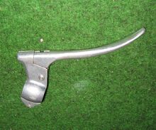 MILA-Bremshebel (2. Ausführung) Zeitraum: frühestens 1974 bis 1990 Verwendung: Tourensport- und Sporträder, Klappräder Material: Aluminium Bemerkungen: zweite Version mit Klemmschraube in Ebene des Lenkers