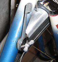 Zeitraum: 196? - 196? Verwendung: Material: Aluminium, Stahl (verchromt) Bemerkungen: Montage direkt am Rahmen