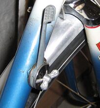 Zeitraum: spätestens 1965 bis 1967/68 Verwendung: Material: Zinkdruckguss, Stahl (verchromt) Bemerkungen: Montage direkt am Rahmen