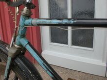 "Flügel"-Dekor an Rahmen und Gabel.