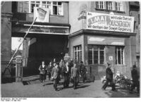 Am 2. Mai 1952 wurden die Diamant-Werke in Volkseigentum überführt. Blick auf den Werkseingang (1952).