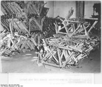 Der Großhandler hatte (aus nicht genannten Gründen) zahllose Fahrradteile vom Ritzel bis zum Fahrradrahmen "hinter Bretterwänden" gelagert, die schließlich mit "25 Lastkraftwagen und 12 Anhänger[n]" abtransportiert wurden.