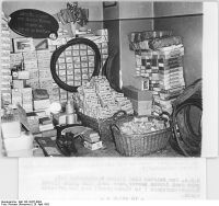 1953 wurden bei einem Fahrradgroßhändler in Loburg (bei Magdeburg) große Bestände aus (Vorkriegs-)Fahrradteilen gefunden. Die Original-Bildunterschriften wurden in einem Ton verfasst, der an die Zeit vor 1945 erinnert.