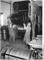 "In der Lackiererei steht ein riesiger sogenannter Wanderofen. In diesem Ofen werden in einem Arbeitsgang die Felgen und Schutzbleche lackiert und gebrannt. Dieser Prozess dauert eine Stunde." (April 1953)