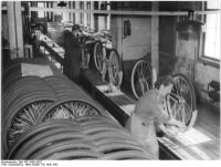 "Aus der Fahrradproduktion Blick in Blick in die Fahrrad-Endmontage." (April 1953)