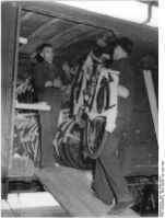 "Auf dem Werkgelände ist eine Gleisanlage für Güterwagen zum Abtransport der Motorräder, Fahrräder, Kinderwagen etc. Hier werden gerade Fahrräder verladen. Die Sattel und Lenker werden gesondert angelegt, damit sich die Fahrräder besser verladen lassen." (April 1953)