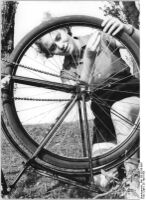 "Ein Fahrrad stand am Wiesenrand. Es fehlt was am Ventile. Doch Mädchenhand die Panne bannt! Dann fuhr es fort zum Ziele." (April 1955)