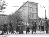 "Das volkseigene Messgerätewerk "Karl Marx" in Magdeburg hat als Massenbedarfsartikel schon mehr als 30.000 Fahrrad-Anbaumotore auf den Markt gebracht. Was dieses Erzeugnis unserer volkseigenen Industrie zu leisten vermag bewiesen dieser Tage einige Magdeburger Radfahrer, die mit ihren motorisierten "Drahteseln" in den Harz fuhren und als erste sogar den Brocken erzwangen. Sie haben die rund 240 Kilometer lange Strecke Magdeburg-Brocken-Mageburg in einem Tag zurückgelegt und damit eine beachtenswerte Leistung aufgestellt." (Juni 1955)