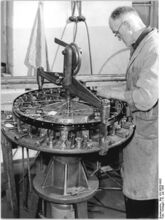 Vorspannen der Laufräder (Juli 1956).