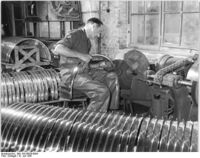 Polieren der Aluminiumschutzbleche (1956).