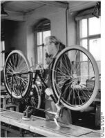 Kontrolle der Fließbandfertigung, 1956.