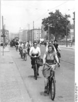 "Man weiss, dass in Holland und in Dänemark Fahrräder das dominierende Verkehrsmittel sind. Sieht man in die Strassen der Stadt des Schwermaschinenbaues der DDR, Magdeburg, gewinnt man den gleichen Eindruck. Kein Wunder, dass soviele Magdeburger das Fahrrad lieben, Denn aus Magdeburg kommt der Verdiente Meister des Sports "Täve" Schur, Sieger der Internationalen Radfernfahrt für den Frieden 1955 und auch 1956 Mannschaftskapitän der DDR-Friedensfahrer." (April 1956)