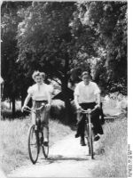 "Das jungverheiratete Ehepaar Ingeborg und Wolfgang Leitz leiht sich in der Verkaufsstelle für Kraftfahrzeuge Rudolfstadt ein Damen - und eine Herrenfahrrad aus. Do können sie durch die schöne Umgebung der Stadt radeln, ohne dass ihre Pläne für die Ankauf von Möbeln gestört werden." (Mai 1956)