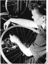 Einfädeln der Speichen. (September 1956)