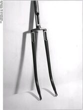 Eine Fahrradgabel, hergestellt nach dem neuen Verbindungs-Verfahren. (Dezember 1956)