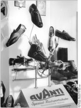 "Leipziger Frühjahrsmesse 1957. Messehaus Drei Könige.- Die Schuhmacher-Handwerksgenossenschaft Dresden stellt Spezial-Radsportschuhe "Avanti" aus." (März 1957)