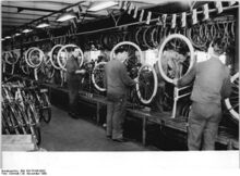 "Die Kollegen der Jugendbrigade vom Fließband "Philipp Müller". (November 1960)