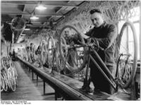 "Blick auf das Montageband für Touren- und Sporträder." (1961)