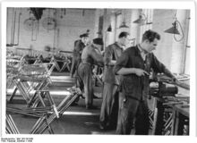 "Arbeiter beim Ausfräsen der Steuerrohre." (1949)