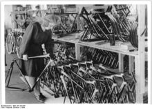 "Blick in die Buntlackiererei des Werkes." (1949)