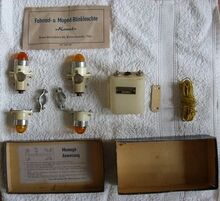 Komet-Blinklichter Zeitraum: hier: 1963 Verwendung: Zubehörteil, auch für Mopeds Material: vrmtl. thermoplastischer Kunststoff, Metall Bemerkungen: 4 V / 0,2 A