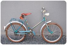 Bis auf die Klingel ist das Fahrrad vollständig original erhalten; die Luftpumpe fehlt.