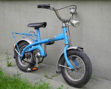 Dieses Exemplar lässt sich anhand der Hinterradnabe auf Baujahr 1984 datieren. Die Beleuchtungskomponenten sind ebenfalls mit 1984 datiert und wurden wohl zeitgenössisch ergänzt.