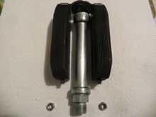 Etwas Ballistolöl in die Löcher der Pedalgummis gespritzt erleichtert das Einschieben der Pedalstege enorm.