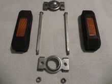 Der nächste Schritt ist das ziehen der beiden Gewindestangen. Diese sitzen meist sehr fest im Gummi, lassen sich aber mit einem Gummihammer und einer Zange gut entfernen.