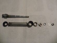 So sieht die zerlegte Pedalachse aus.