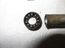 Auch hier gilt es altes Fett und Abrieb zu entfernen.