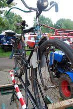 Selbes Rad von vorn. Zeitlich nicht passend sind Griffe, Dynamo, Scheinwerfer, Pedale, Kindersitz, Fußrasten- und Schutz.