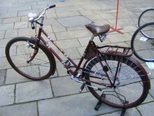 Ständer, Bremse und Rücklicht nicht zeitgenössisch.